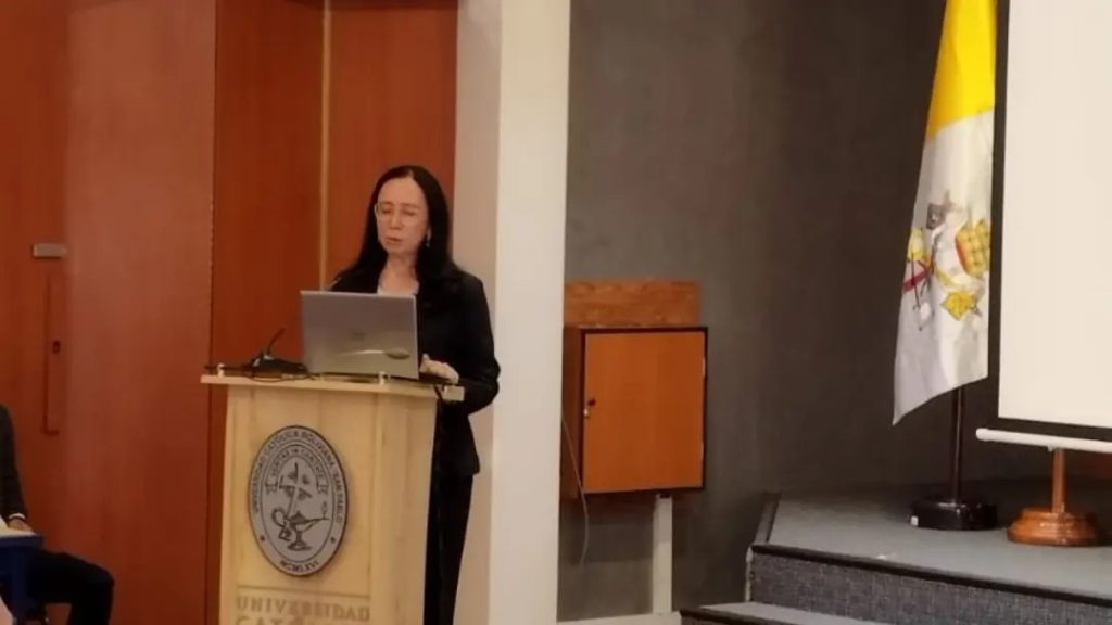 La profesora María Luján Amarilla en plena ponencia