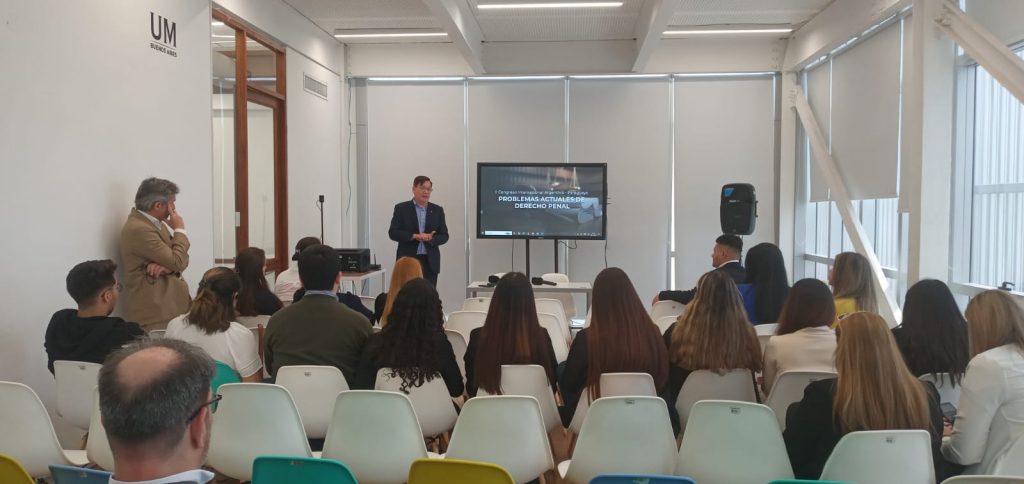 El Prof. Gustavo Cáceres durante su ponencia