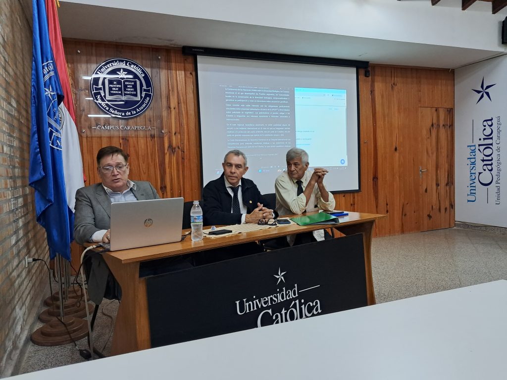 Profesor Gustavo Cáceres en plena clase, acompañado de los profesores Constancio Mendoza y Hugo Ruiz Díaz